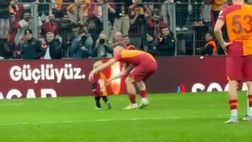 Baby Mertens scatenato con il papà in Turchia: la scena da brividi sotto la curva