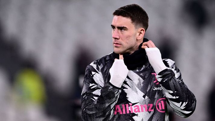 Juventus' Serbian forwar Dusan Vlahovic warms up prior to the Italian Serie A football match between Juventus and Torino at the Juventus Stadium in Turin on February 28, 2023. (Photo by MARCO BERTORELLO / AFP) (Photo by MARCO BERTORELLO/AFP via Getty Images) Gazzetta: “Allegri cambia modulo, le prove di formazione con Vlahovic e Perin” - immagine 1