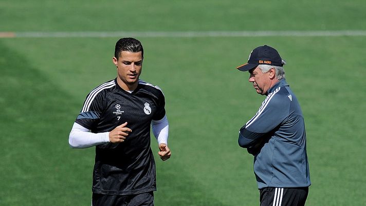 MADRID, SPAIN - MAY 12: Cristiano Ronaldo of Real Madrid runs past head coach Carlo Ancelotti during the Real Madrid CF training session ahead of the UEFA Champions League Semi Final, Second Leg against Juventus at Valdebebas training ground on May 12, 2015 in Madrid, Spain. (Photo by Denis Doyle/Getty Images) Squadra per squadra, i migliori e i peggiori del precampionato: chi prendere e chi evitare all’asta - immagine 1