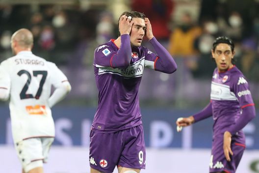 FLORENCE, ITALY - JANUARY 17: Dusan Vlahovic of ACF Fiorentina reacts during the Serie A match between ACF Fiorentina and Genoa CFC at Stadio Artemio Franchi on January 17, 2022 in Florence, Italy. (Photo by Gabriele Maltinti/Getty Images) Sky: accordo tra Fiorentina e Juve per Vlahovic. Ai viola 75 milioni- immagine 2