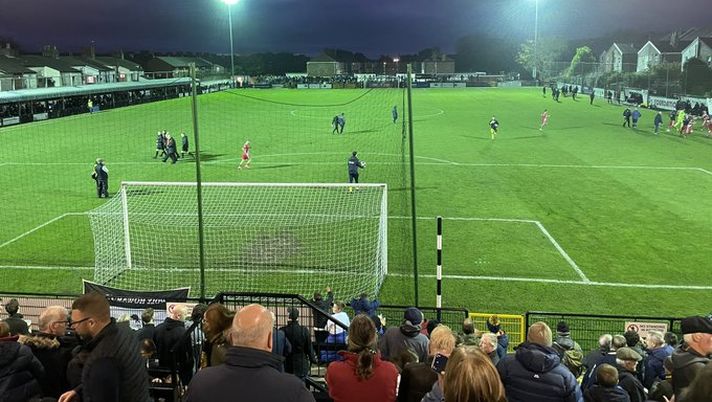 FA Trophy, manca la corrente: ci pensa il difensore-elettricista e si torna a giocare! FA Trophy, manca la corrente: ci pensa il difensore-elettricista e si torna a giocare! - immagine 1