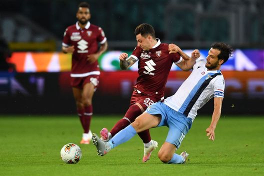  TURIN, ITALY - JUNE 30: Vincenzo Millico (L) of Torino FC is tackled by Marco Parolo of SS Lazio during the Serie A match between Torino FC and SS Lazio at Stadio Olimpico di Torino on June 30, 2020 in Turin, Italy. (Photo by Valerio Pennicino/Getty Images) 