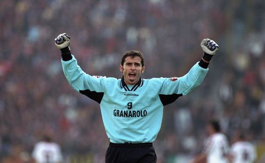 8 Nov 1998:  Francesco Antonioli of Bologna in action during the Italian Serie A match against Roma in Bologna, Italy. The game ended in a draw 1-1.  Mandatory Credit: Allsport UK /Allsport 