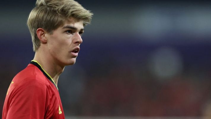 Belgium's forward Charles De Ketelaere looks on during the international friendly football match Belgium vs Burkina Faso at Lotto Park in Brussels on March 29, 2022. (Photo by Kenzo TRIBOUILLARD / AFP) (Photo by KENZO TRIBOUILLARD/AFP via Getty Images) De Ketelaere, arrivo in agenda e la data del debutto: “Pioli vuole lanciarlo subito” - immagine 1