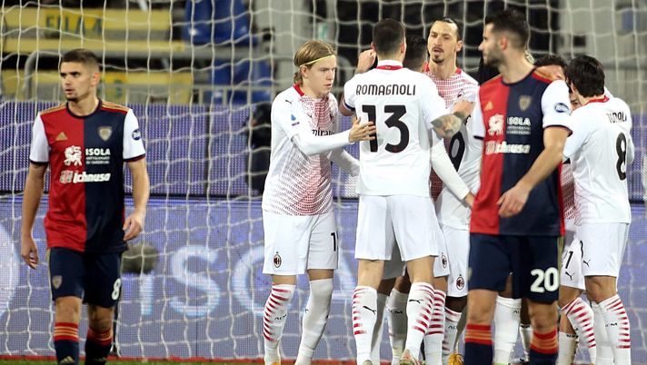 Zlatan Ibrahimovic Milan esulta coi compagni dopo il gol al Cagliari (Getty Images) 