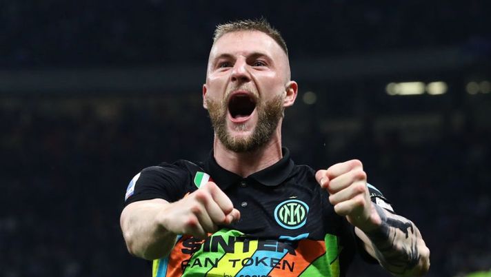 MILAN, ITALY - MAY 06: Milan Skriniar of FC Internazionale celebrates during the Serie A match between FC Internazionale and Empoli FC at Stadio Giuseppe Meazza on May 06, 2022 in Milan, Italy. (Photo by Marco Luzzani/Getty Images) Gazzetta: “Skriniar ora chiede un maxi stipendio per rinnovare con l’Inter” - immagine 1