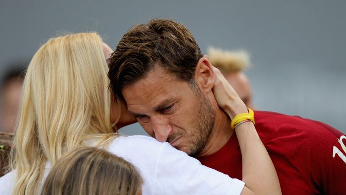 ROME, ITALY - MAY 28: Francesco Totti of AS Roma cries after his last match with his wife Ilary Blasi after the Serie A match between AS Roma and Genoa CFC at Stadio Olimpico on May 28, 2017 in Rome, Italy. (Photo by Paolo Bruno/Getty Images) ROME, ITALY - MAY 28: Francesco Totti of AS Roma cries after his last match with his wife Ilary Blasi after the Serie A match between AS Roma and Genoa CFC at Stadio Olimpico on May 28, 2017 in Rome, Italy. (Photo by Paolo Bruno/Getty Images)