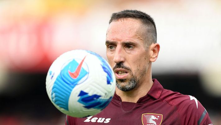 SALERNO, ITALY - OCTOBER 02: Franck Ribery of US Salernitana during the Serie A match between US Salernitana v Genoa CFC at Stadio Arechi on October 2, 2021 in Salerno, Italy. (Photo by Francesco Pecoraro/Getty Images) Infortuno Ribery, sospiro di sollievo… a metà: niente Spezia, i tempi di recupero - immagine 1