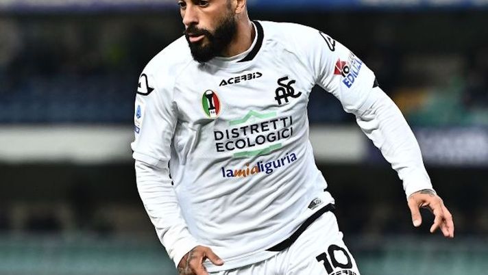 VERONA, ITALY - NOVEMBER 13: Daniele Verde of Spezia calcio in action during the Serie A match between Hellas Verona and Spezia Calcio at Stadio Marcantonio Bentegodi on November 13, 2022 in Verona, Italy. (Photo by Alessandro Sabattini/Getty Images) DAI CAMPI – Stop Verde! Giroud, Theo, Abraham, Cataldi, Radonjic, Rrahmani, Banda e i flop del Milan - immagine 1