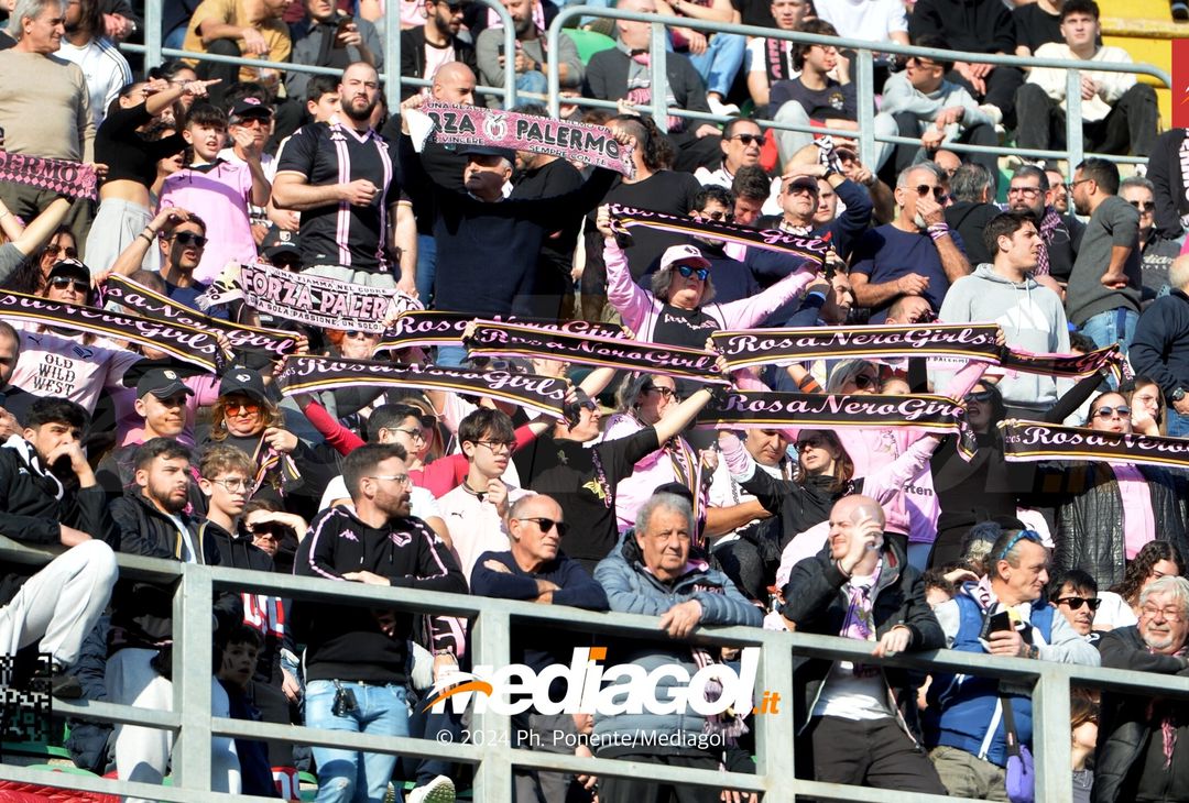 FOTOTIFO Palermo-Como 3-0, gli scatti ai tifosi al “Renzo Barbera” (GALLERY) - immagine 55