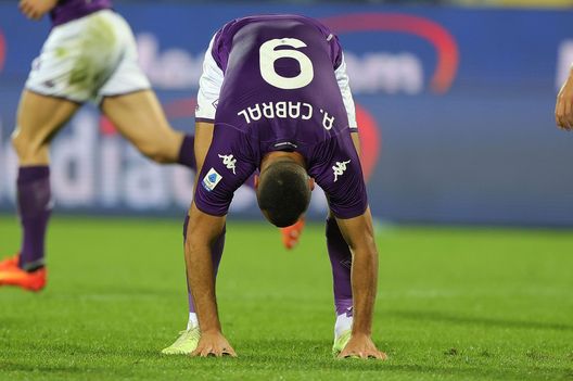 FLORENCE, ITALY - NOVEMBER 09: Arthur Mendonça Cabral of ACF Fiorentina reacts during the Serie A match between ACF Fiorentina and Salernitana at Stadio Artemio Franchi on November 9, 2022 in Florence, Italy. (Photo by Gabriele Maltinti/Getty Images) Cabral, il mercato passa anche da te: il futuro non è chiaro- immagine 2