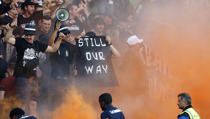 MELBOURNE, AUSTRALIA - DECEMBER 17: Fans set off flares during the round eight A-League Men's match between Melbourne City and Melbourne Victory at AAMI Park, on December 17, 2022, in Melbourne, Australia. (Photo by Darrian Traynor/Getty Images) DERBY DI MELBOURNE SOSPESO E LE SUE CONSEGUENZE
