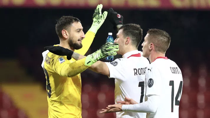 Gianluigi 'Gigio' Donnarumma (portiere AC Milan), Alessio Romagnoli e Andrea Conti (difensori AC Milan) esultano per il successo in Benevento-Milan 0-2 (Serie A 2020-2021) | AC Milan News (Getty Images)