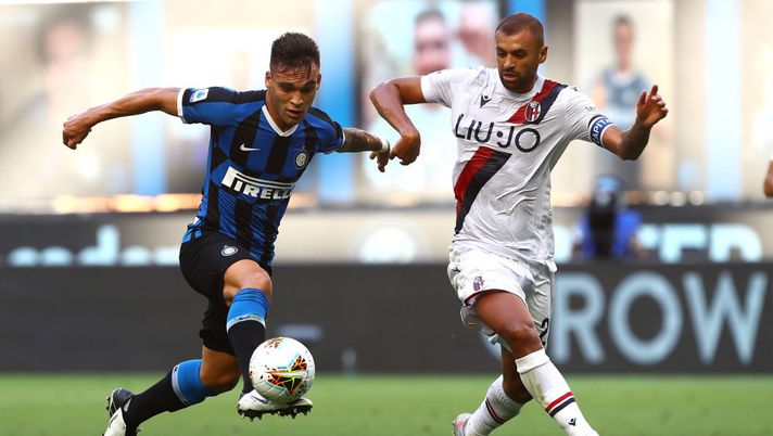 MILAN, ITALY - JULY 05:  Lautaro Martinez of FC Internazionale competes for the ball with Danilo Larangeira of Bologna FC during the Serie A match between FC Internazionale and Bologna FC at Stadio Giuseppe Meazza on July 5, 2020 in Milan, Italy.  (Photo by Marco Luzzani/Getty Images) 