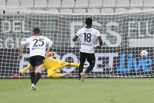  LA SPEZIA, ITALY - MAY 15: Mbala Nzola of Spezia Calcio scores a goal during the Serie A match between Spezia Calcio and Torino FC at Stadio Alberto Picco on May 15, 2021 in La Spezia, Italy. (Photo by Gabriele Maltinti/Getty Images) 