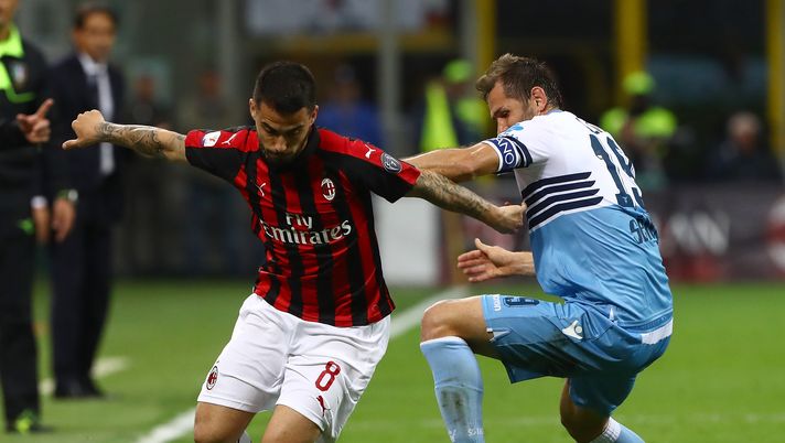 24 aprile 2019, Coppa Italia: Milan-Lazio 0-1. Jesús Suso a contrasto con Senad Lulic (credits: GETTY Images) 
