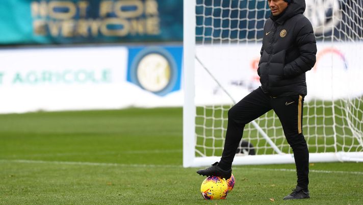 COMO, ITALY - NOVEMBER 14: FC Internazionale coach Antonio Conte looks on during the FC Internazionale training session at the club's training ground Suning Training Center in memory of Angelo Moratti on November 14, 2019 in Como, Italy. (Photo by Marco Luzzani - Inter/Inter via Getty Images) COMO, ITALY - NOVEMBER 14: FC Internazionale coach Antonio Conte looks on during the FC Internazionale training session at the club's training ground Suning Training Center in memory of Angelo Moratti on November 14, 2019 in Como, Italy. (Photo by Marco Luzzani - Inter/Inter via Getty Images)