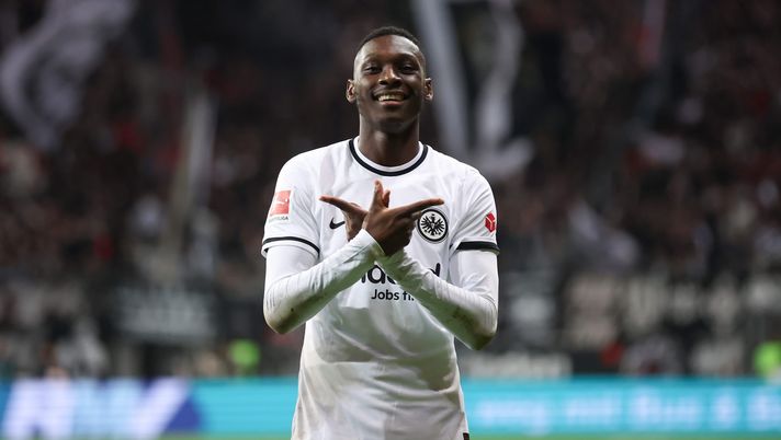 FRANKFURT AM MAIN, GERMANY - NOVEMBER 09: Randal Kolo Muani of Eintracht Frankfurt celebrates after scoring their sides second goal during the Bundesliga match between Eintracht Frankfurt and TSG Hoffenheim at Deutsche Bank Park on November 09, 2022 in Frankfurt am Main, Germany. (Photo by Alex Grimm/Getty Images) Mercato: la Fiorentina si inserisce nel duello per un giovane talento - immagine 1