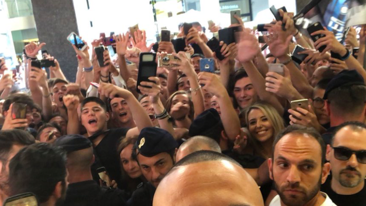 VIDEO – Inter, Nainggolan firma il contratto in sede: travolto dall’entusiasmo dei tifosi - immagine 1