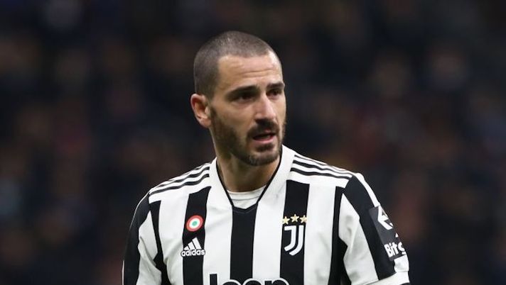MILAN, ITALY - OCTOBER 24: Leonardo Bonucci of Juventus FC looks on during the Serie A match between FC Internazionale and Juventus at Stadio Giuseppe Meazza on October 24, 2021 in Milan, Italy. (Photo by Marco Luzzani/Getty Images) Dybala verso la conferma, Vlahovic, Pellegrini e Arthur: le ultime sulla formazione della Juventus - immagine 1