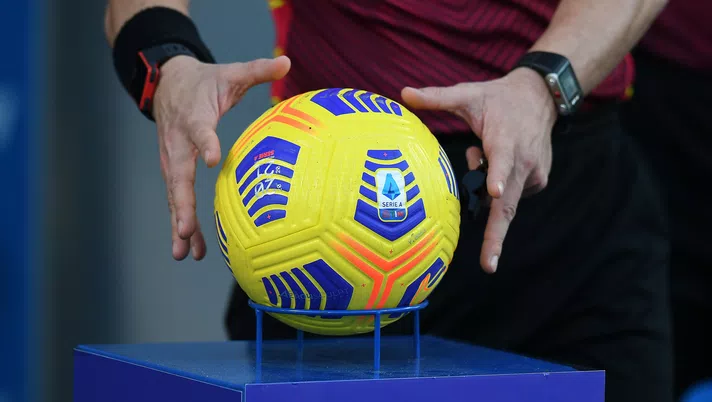 REGGIO NELL'EMILIA, ITALY - JANUARY 06:Referee Michael Fabbri takes the official match Nike ball before the Serie A match between US Sassuolo and Genoa CFC at Mapei Stadium - Città del Tricolore on January 06, 2021 in Reggio nell'Emilia, Italy. (Photo by Alessandro Sabattini/Getty Images)