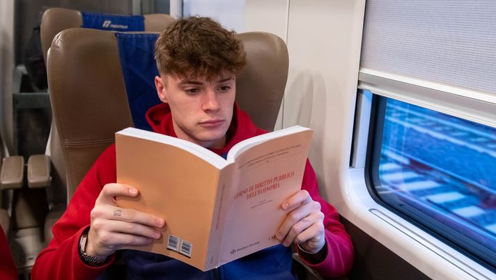 Verso Napoli, Zalewski sul treno studia ‘Diritto pubblico dell’economia’ - immagine 1