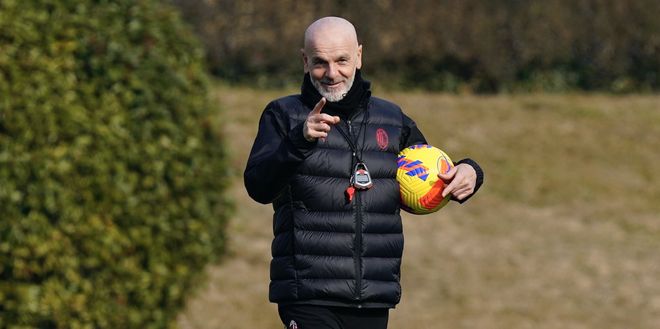 Stefano Pioli (allenatore AC Milan) in allenamento con il Milan a Milanello | News (Getty Images) Stefano Pioli AC Milan