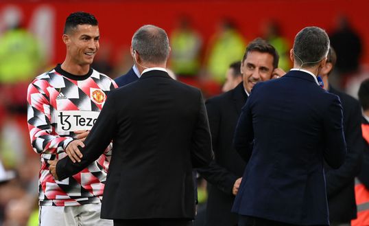 MANCHESTER, ENGLAND - AUGUST 22: Cristiano Ronaldo of Manchester United interacts with Sky Sports Pundit, Roy Keane prior to the Premier League match between Manchester United and Liverpool FC at Old Trafford on August 22, 2022 in Manchester, England. (Photo by Michael Regan/Getty Images) Ferdinand: “Ne sono certo, Ronaldo ha voluto umiliare Carragher. Fa sempre così con chi lo critica…” - immagine 1