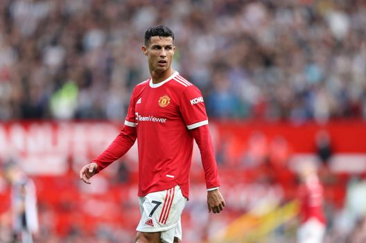 MANCHESTER, ENGLAND - SEPTEMBER 11: Cristiano Ronaldo of Manchester United looks on during the Premier League match between Manchester United and Newcastle United at Old Trafford on September 11, 2021 in Manchester, England. (Photo by Clive Brunskill/Getty Images) La sorella di CR7 costretta a chiudere il negozio di abbigliamento a Madeira - immagine 1