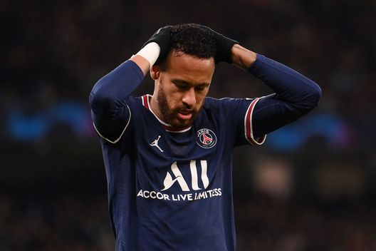 MANCHESTER, ENGLAND - NOVEMBER 24: Neymar of Paris Saint-Germain reacts after a missed chance during the UEFA Champions League group A match between Manchester City and Paris Saint-Germain at Etihad Stadium on November 24, 2021 in Manchester, England. (Photo by Laurence Griffiths/Getty Images) Neymar accerchiato al PSG: il club preferirebbe che andasse via- immagine 2