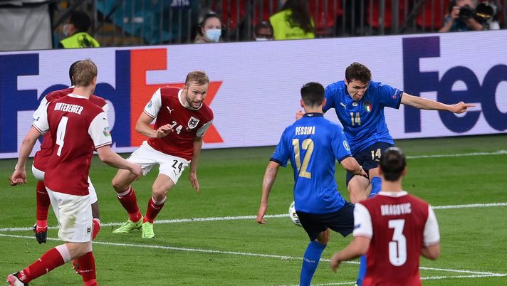 LONDON, ENGLAND - JUNE 26: Federico Chiesa of Italy scores their side's first goal during the UEFA Euro 2020 Championship Round of 16 match between Italy and Austria at Wembley Stadium at Wembley Stadium on June 26, 2021 in London, England. (Photo by Laurence Griffiths/Getty Images) 