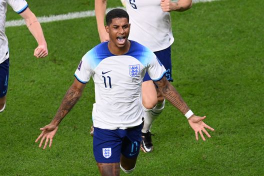 DOHA, QATAR - NOVEMBER 29: Marcus Rashford of England celebrates after scoring their team's first goal during the FIFA World Cup Qatar 2022 Group B match between Wales and England at Ahmad Bin Ali Stadium on November 29, 2022 in Doha, Qatar. (Photo by Stu Forster/Getty Images) Rashford nella storia,100esimo gol dell’Inghilterra al mondiale: “Ho grandi ambizioni per questo torneo” - immagine 1