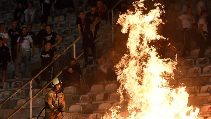 Incendio in tribuna al derby Hajduk-Dinamo: sedili in fiamme, blitz dei vigili del fuoco - immagine 1