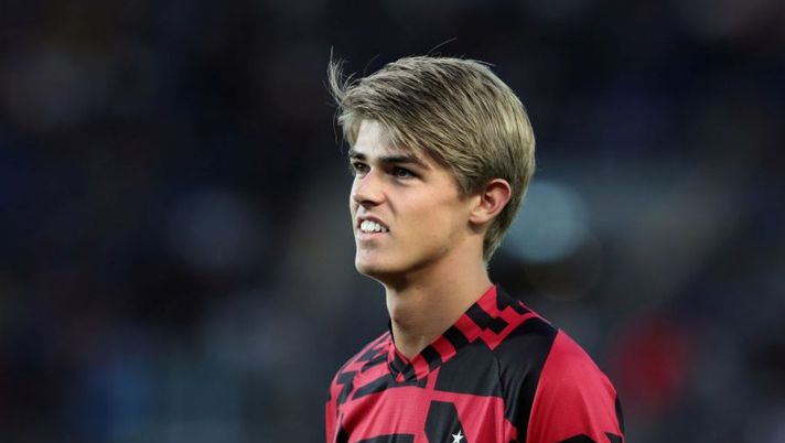 BERGAMO, ITALY - AUGUST 21: Charles De Ketelaere of AC Milan smiles during the warm up prior to the Serie A match between Atalanta BC and AC Milan at Gewiss Stadium on August 21, 2022 in Bergamo, Italy. (Photo by Emilio Andreoli/Getty Images) Gazzetta: “De Ketelaere, principe senza corona per ora: c’è una vecchia legge non scritta” - immagine 1