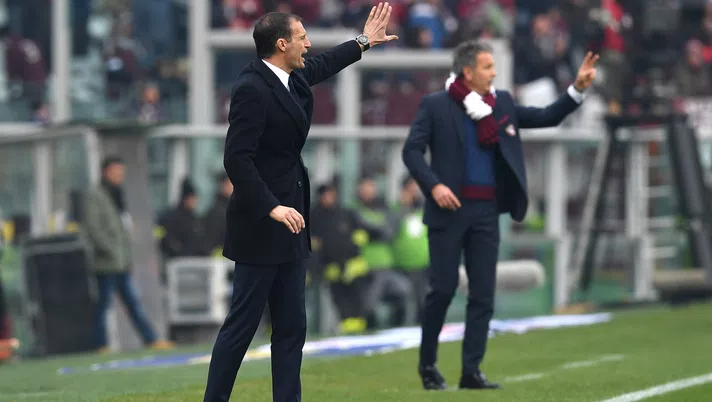TURIN, ITALY - DECEMBER 11:  Juventus FC head coach Massimiliano Allegri (L) issues instructions during the Serie A match between FC Torino and Juventus FC at Stadio Olimpico di Torino on December 11, 2016 in Turin, Italy.  (Photo by Valerio Pennicino/Getty Images)