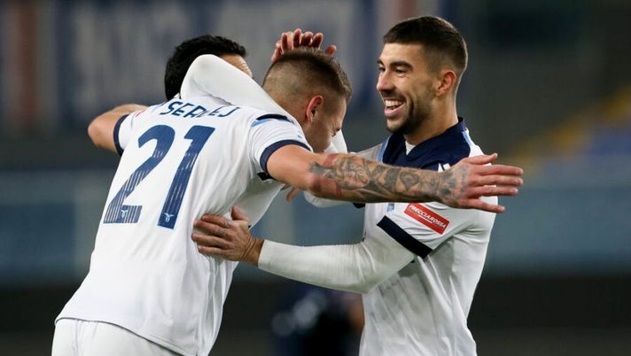 GENOA, ITALY - DECEMBER 05: Sergej Milinkovic Savic of SS Lazio celebrates after scoring the opening goal of his team with his teammates during the Serie A match between UC Sampdoria and SS Lazio at Stadio Luigi Ferraris on December 05, 2021 in Genoa, Italy. (Photo by Giampiero Sposito/Getty Images) Formazione Lazio, novità Patric e un ballottaggio nel tridente: la probabile anti-Venezia - immagine 1