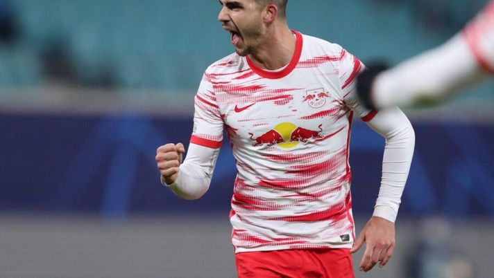 Leipzig's Portugese forward Andre Silva celebrates scoring the 2-0 with his teammates during the UEFA Champions League, Group A, football match RB Leipzig v Manchester City in Leipzig, eastern Germany on December 7, 2021. (Photo by Ronny HARTMANN / AFP) (Photo by RONNY HARTMANN/AFP via Getty Images) La TOP 11 per il prossimo turno di Euroleghe: da André Silva a Bukayo Saka - immagine 1