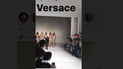 VIDEO / Le ex top model conquistano la passerella di Versace. C’erano anche Wanda e Icardi