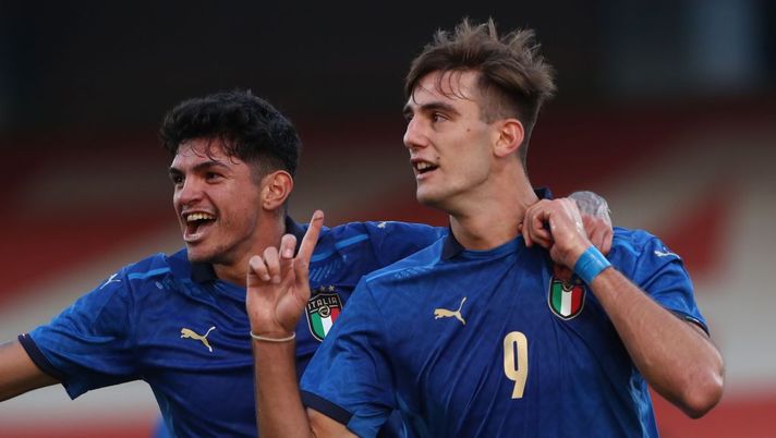 MONZA, ITALY - OCTOBER 12: Lorenzo Lucca of Italy celebrates with his team-mate Raoul Bellanova (L) after scoring the opening goal during the 2022 UEFA European Under-21 Championship Qualifier match between Italy and Sweden at Stadio Brianteo on October 12, 2021 in Monza, Italy. (Photo by Marco Luzzani/Getty Images) Sky: “Lucca pronto a trasferirsi all’Udinese: scambio di documenti e visite imminenti” - immagine 1