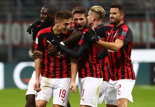 Krzysztof Piatek, festeggiato dai compagni del Milan, Getty Images Krzysztof Piatek, festeggiato dai compagni del Milan, Getty Images