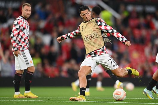 MANCHESTER, ENGLAND - SEPTEMBER 08: Cristiano Ronaldo of Manchester United warms up prior to the UEFA Europa League group E match between Manchester United and Real Sociedad at Old Trafford on September 08, 2022 in Manchester, England. (Photo by Michael Regan/Getty Images) Ten Hag: “Con il City prestazione inaccettabile, CR7 non è infelice ma diventa scontento se va in panchina”- immagine 2