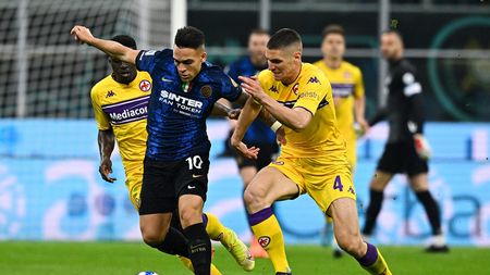 MILAN, ITALY - MARCH 19: Lautaro Martinez of FC Internazionale is challenged by Nikola Milenkovic of ACF Fiorentina during the Serie A match between FC Internazionale and ACF Fiorentina at Stadio Giuseppe Meazza on March 19, 2022 in Milan, Italy. (Photo by Mattia Ozbot - Inter/Inter via Getty Images)