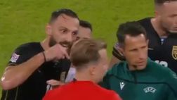 Grecia, il Kosovo si ribella: “Questo non è calcio…”, ma l’arbitro non sospende la gara…