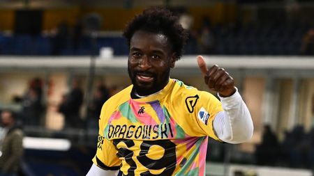 VERONA, ITALY - NOVEMBER 13: M'Bala Nzola of Spezia calcio celebrates with Bartlomiej Dragowski jersey during the Serie A match between Hellas Verona and Spezia Calcio at Stadio Marcantonio Bentegodi on November 13, 2022 in Verona, Italy. (Photo by Alessandro Sabattini/Getty Images) Nzola