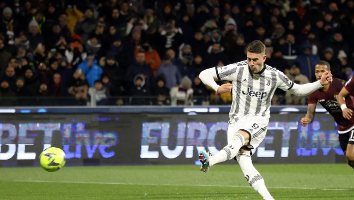 SALERNO, ITALY - FEBRUARY 07: Dusan Vlahovic of Juventus scores the 0-1 goal during the Serie A match between Salernitana and Juventus at Stadio Arechi on February 07, 2023 in Salerno, Italy. (Photo by Francesco Pecoraro/Getty Images) Vlahovic: “Il rigore? Ringrazio Di Maria, volevo segnare a tutti i costi. Non sono ancora al 100%” - immagine 1