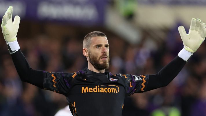 FLORENCE, ITALY - OCTOBER 06: David de Gea of Fiorentina reacts during the Serie A match between Fiorentina and Milan at Stadio Artemio Franchi on October 06, 2024 in Florence, Italy. (Photo by Claudio Villa/AC Milan via Getty Images) De Gea: “Con la Fiorentina amore a prima vista”. E svela un retroscena - immagine 1
