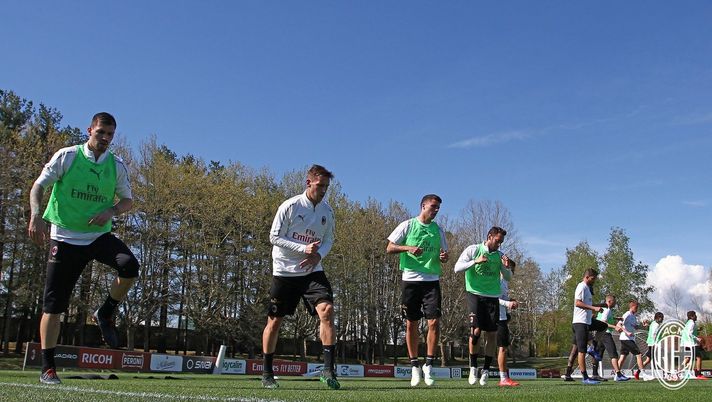 Il Milan si allena a Milanello, @acmilan Il Milan si allena a Milanello, @acmilan