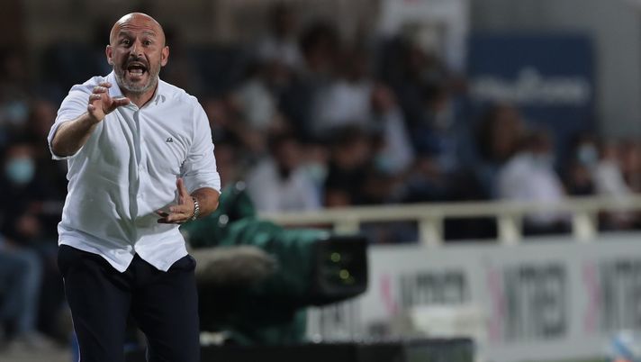BERGAMO, ITALY - SEPTEMBER 11: ACF Fiorentina coach Vincenzo Italiano issues instructions to his players during the Serie A match between Atalanta BC and ACF Fiorentina at Gewiss Stadium on September 11, 2021 in Bergamo, Italy. (Photo by Emilio Andreoli/Getty Images) 