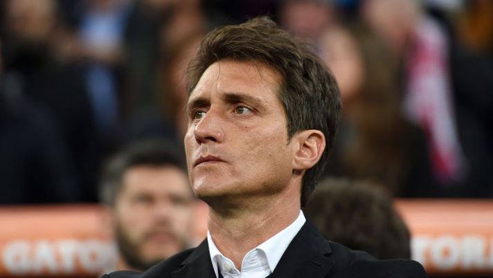 MADRID, SPAIN - DECEMBER 09: Guillermo Barros Schelotto, Manager of Boca Juniors looks on prior to the second leg of the final match of Copa CONMEBOL Libertadores 2018 between Boca Juniors and River Plate at Estadio Santiago Bernabeu on December 9, 2018 in Madrid, Spain. Due to the violent episodes of November 24th at River Plate stadium, CONMEBOL rescheduled the game and moved it out of Americas for the first time in history. (Photo by Denis Doyle/Getty Images) MADRID, SPAIN - DECEMBER 09: Guillermo Barros Schelotto, Manager of Boca Juniors looks on prior to the second leg of the final match of Copa CONMEBOL Libertadores 2018 between Boca Juniors and River Plate at Estadio Santiago Bernabeu on December 9, 2018 in Madrid, Spain. Due to the violent episodes of November 24th at River Plate stadium, CONMEBOL rescheduled the game and moved it out of Americas for the first time in history. (Photo by Denis Doyle/Getty Images)