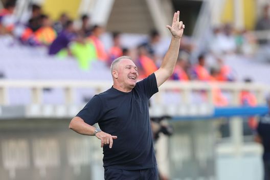 FLORENCE, ITALY - SEPTEMBER 12: Massimiliano Alvini manager of AC Reggiana gestures during the pre-season friendly match between ACF Fiorentina and AC Reggiana at Artemio Franchi on September 12, 2020 in Florence, Italy. (Photo by Gabriele Maltinti/Getty Images) Bianchetti: “Siamo giovani, ma il mister ci fa giocare in modo aggressivo”- immagine 2